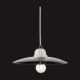 Vidéki stílusú, fekete színű mázas fémből és fehér színű mázas kerámiából készült, textilburkolatú vezetékkel kialakított, kézműves függeszték lámpa.